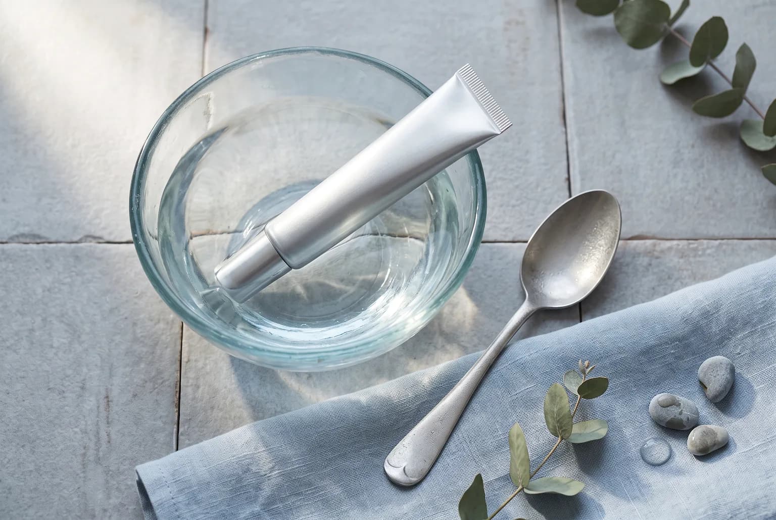 Cooling eye gel and reflective water arranged for a morning depuffing routine