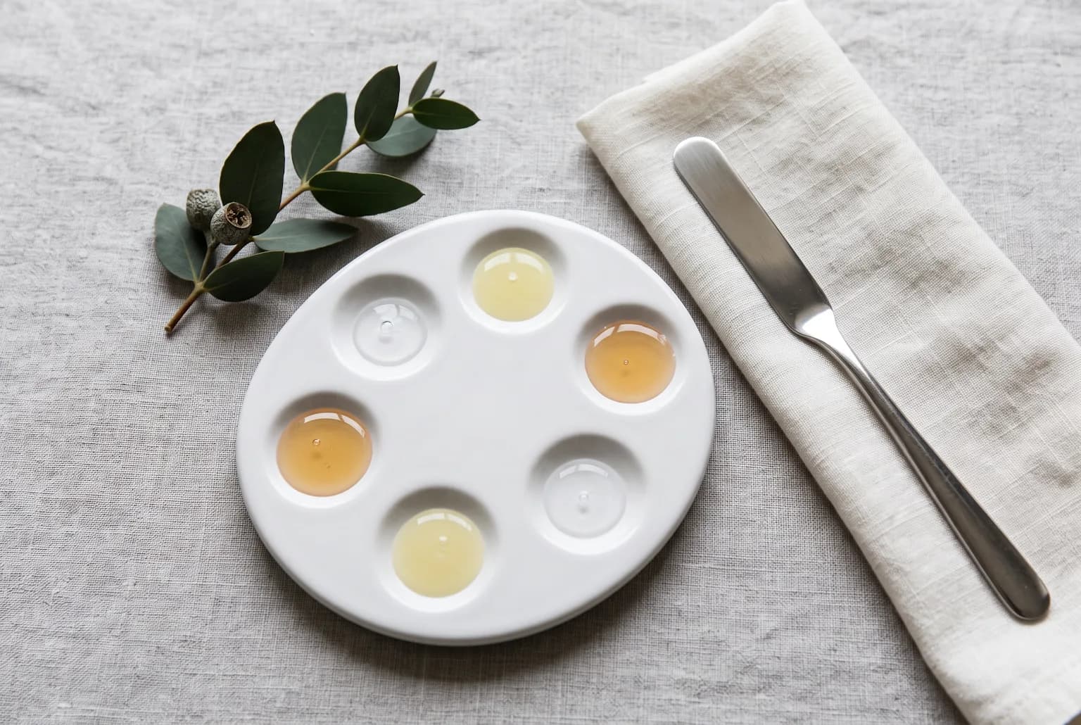 Ceramic palette with measured droplets of three different serums